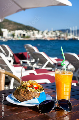 Fototapeta Naklejka Na Ścianę i Meble -  Kumpir and juice in Cafe