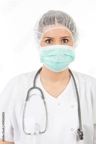 femme medecin avec son masque et son stéthoscope