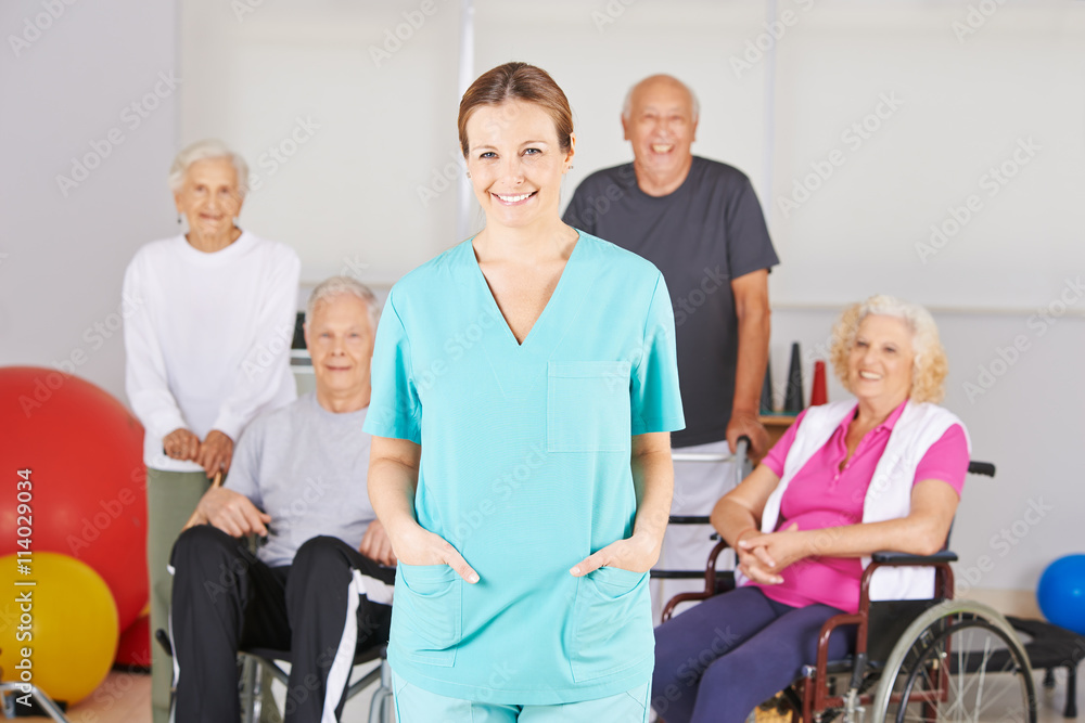 Krankenschwester vor Gruppe Senioren im Pflegeheim Krankenschwester vor Gruppe Senioren im Pflegeheim