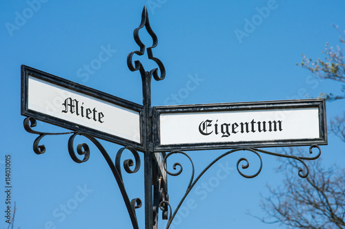 Schild 108 - Eigentum photo