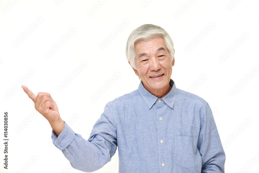 左を指す高齢者 左を指す高齢者