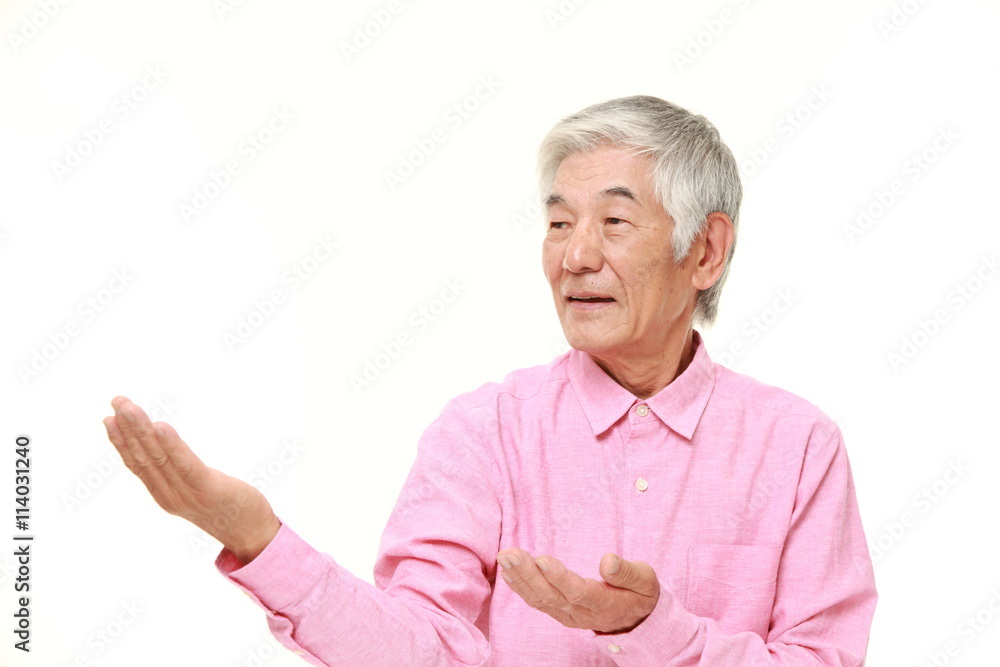 説明する高齢者 説明する高齢者