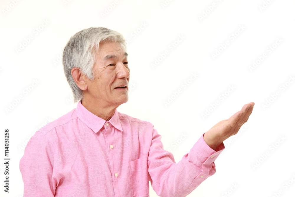 説明する高齢者 説明する高齢者