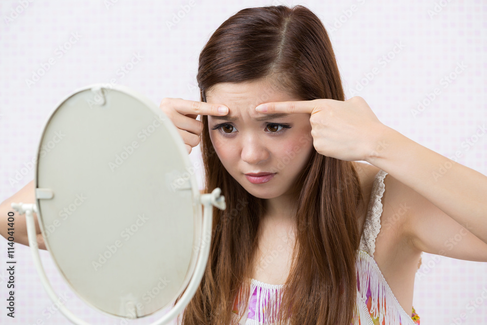 眉間のしわを気にする女性 眉間のしわを気にする女性