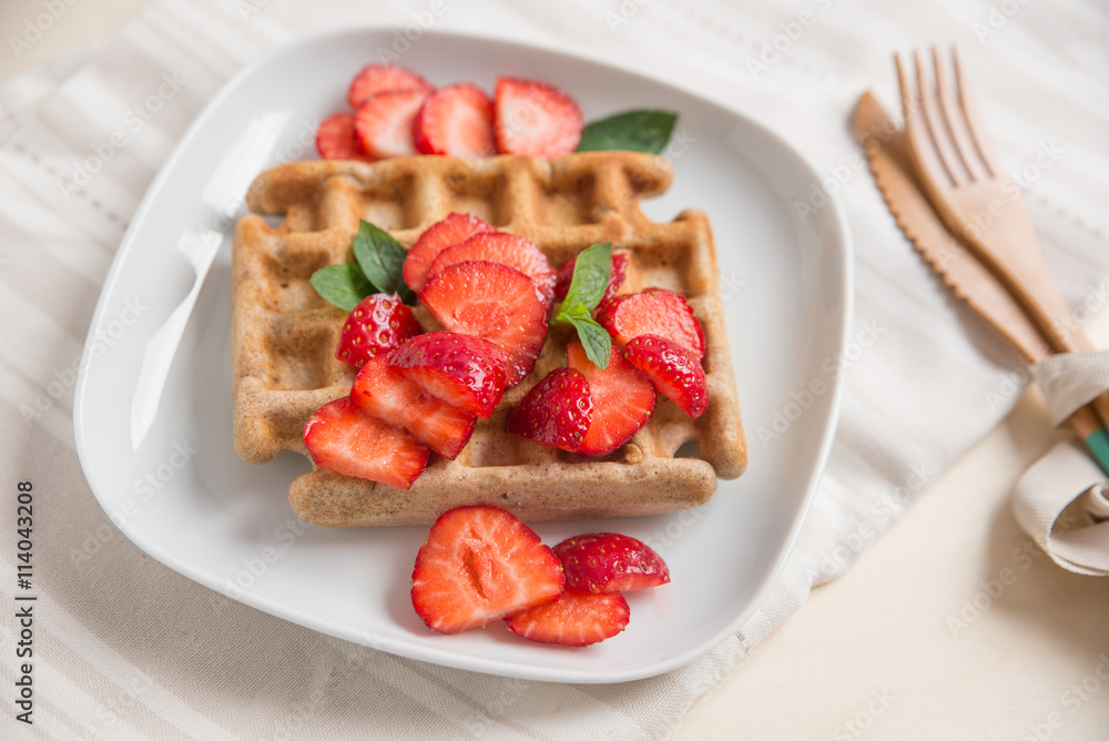 Belgische Waffeln mit frischen Erdbeeren Belgische Waffeln mit frischen Erdbeeren
