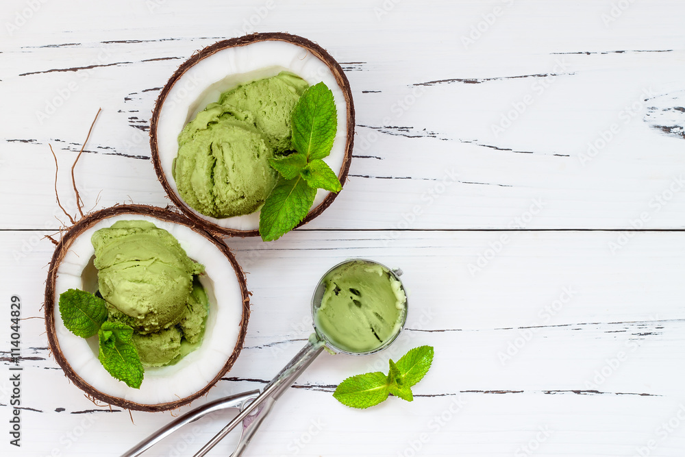 Obraz premium Green tea matcha mint ice cream with chocolate and coconut milk