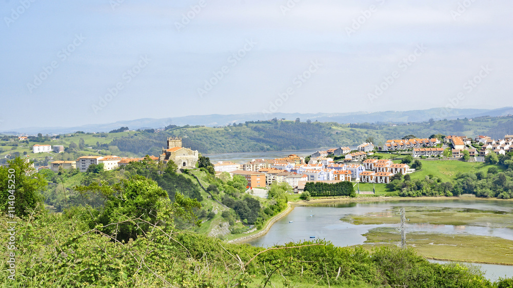 Bajamar en San Vicente de la Barquera, Cantabria, España