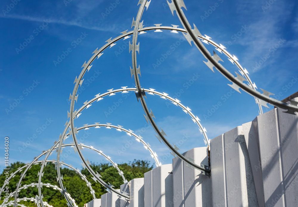 Foto Stock Stacheldraht Absperrung Stacheldrahtzaun Klingendraht