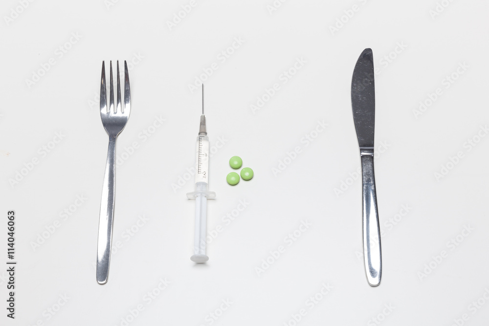 Tabletten, Spritze und Essbesteck Tabletten, Spritze und Essbesteck