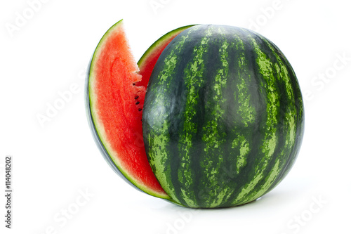 Reife und Saftige Wassermelone auf weissem Hintergrund