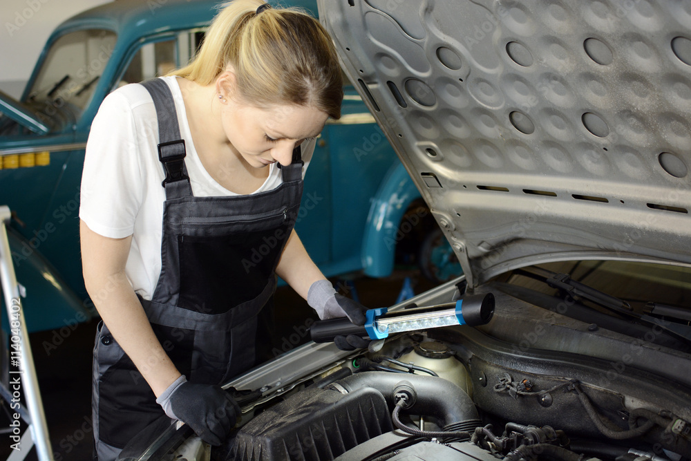 Kfz-Mechaniker bei Reparatur von Motor in Auto-Werkstatt Stock