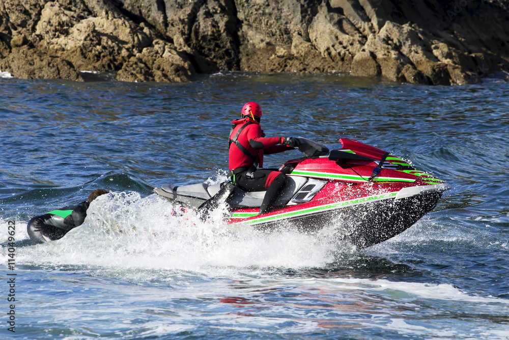 Obraz premium lifeguards in jet ski in rescue training