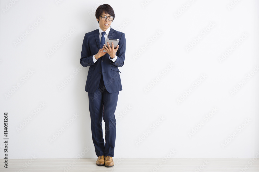 タブレットを操作する男性 タブレットを操作する男性
