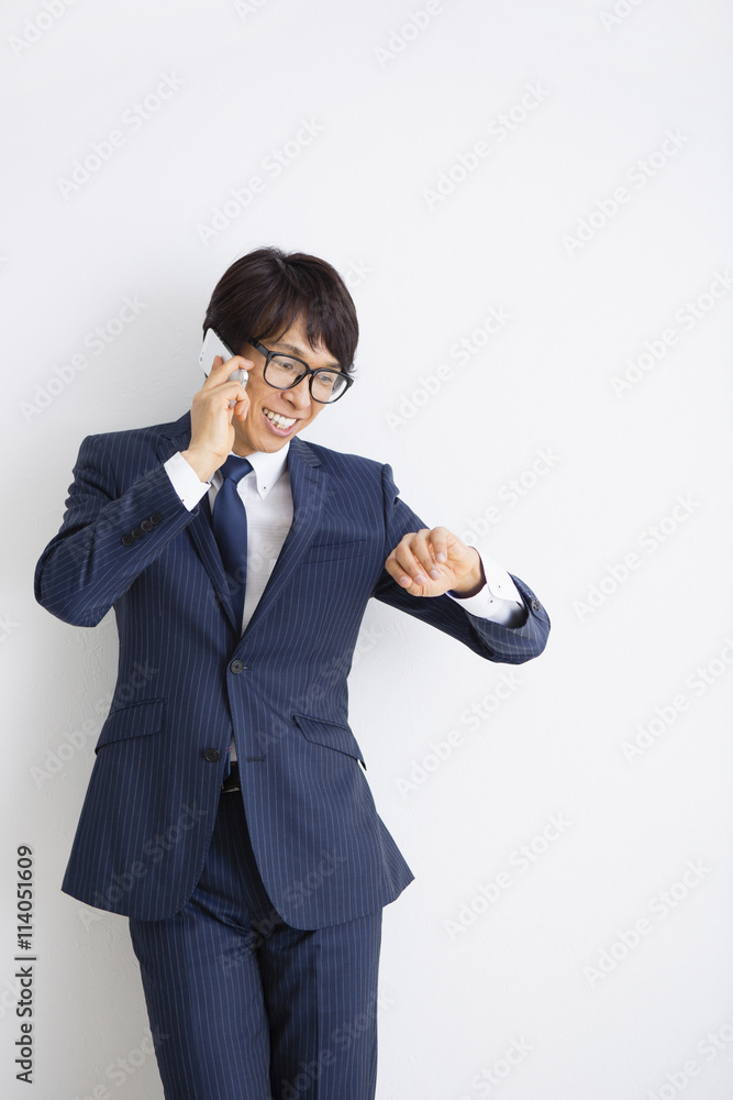 電話をかける男性