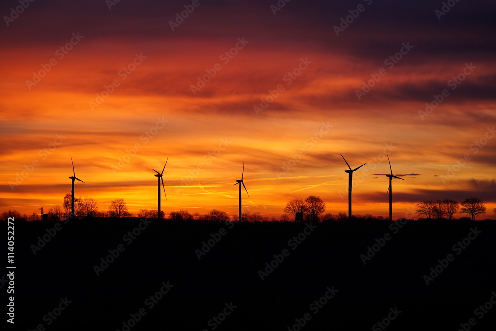 Windräder zum Sonnenaufgang
