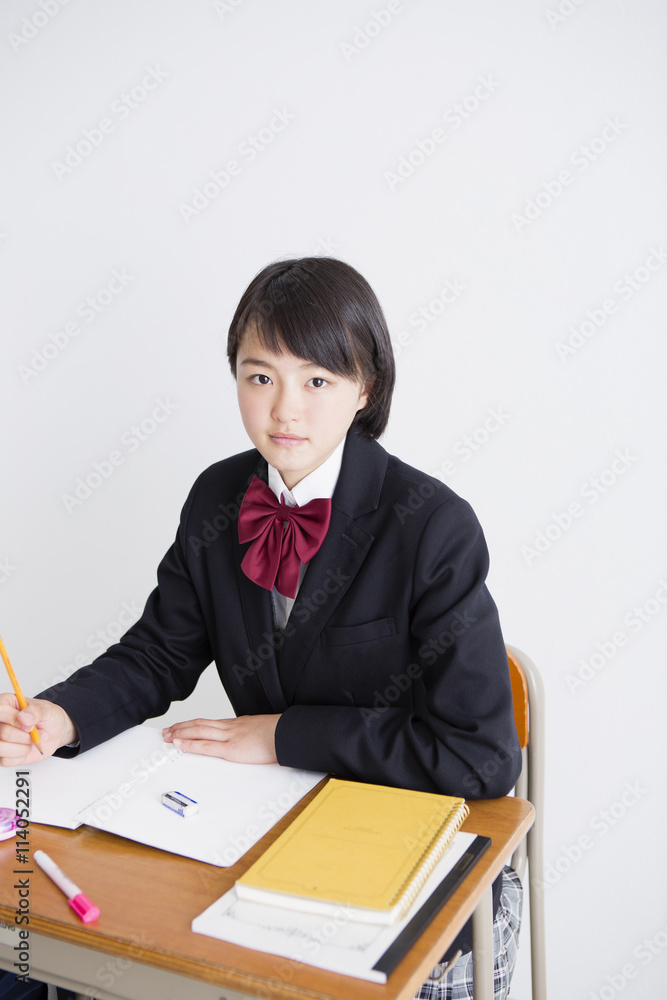 勉強する女子高生