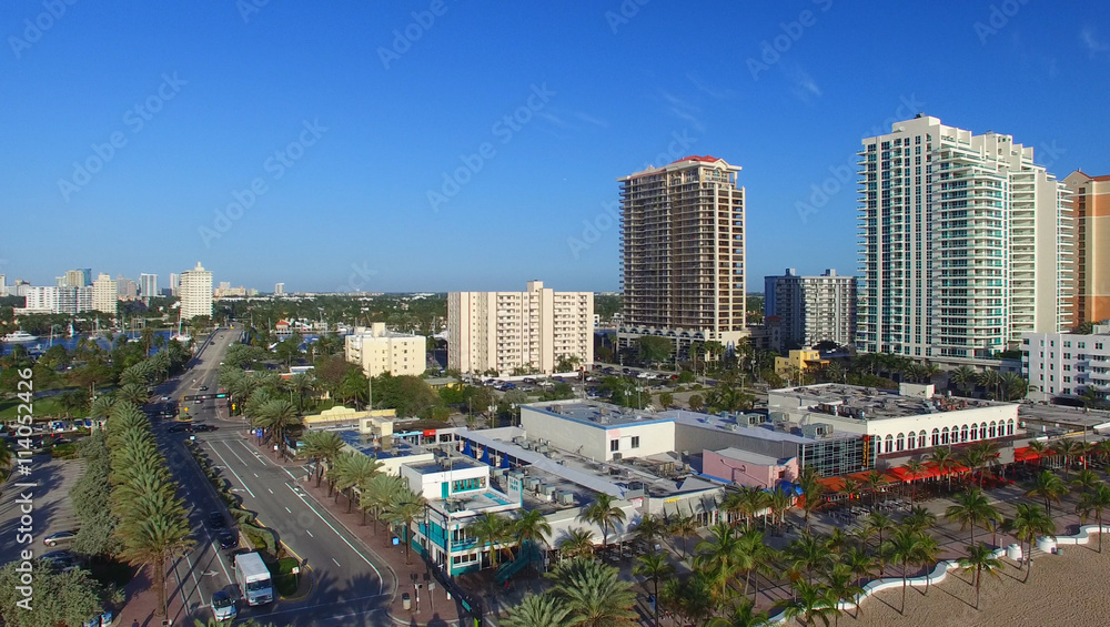 Naklejka premium FORT LAUDERDALE - FEBRUARY 25, 2016: City aerial skyline on a su