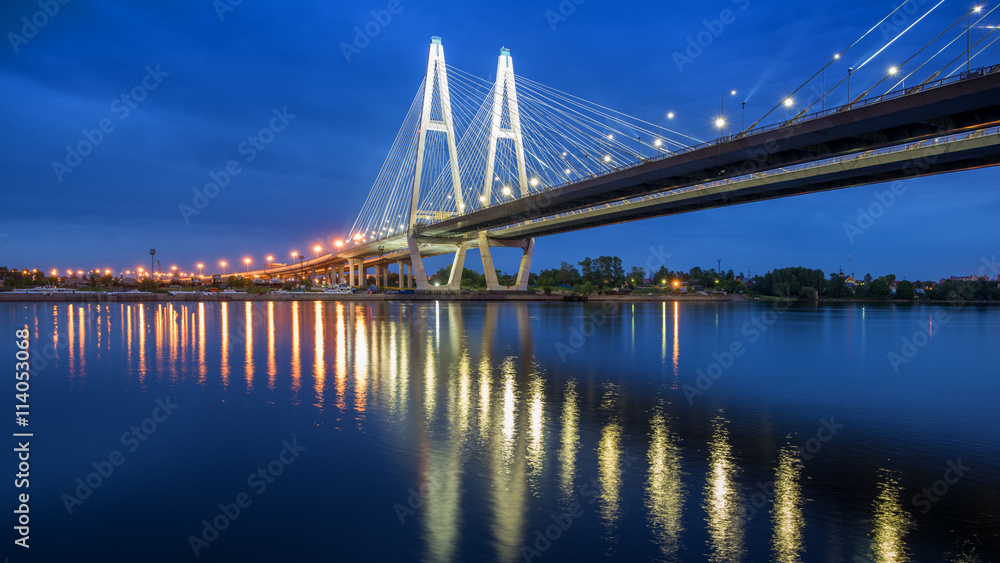 Obraz premium Most wantowy nad Newą w Sankt Petersburgu o wschodzie słońca