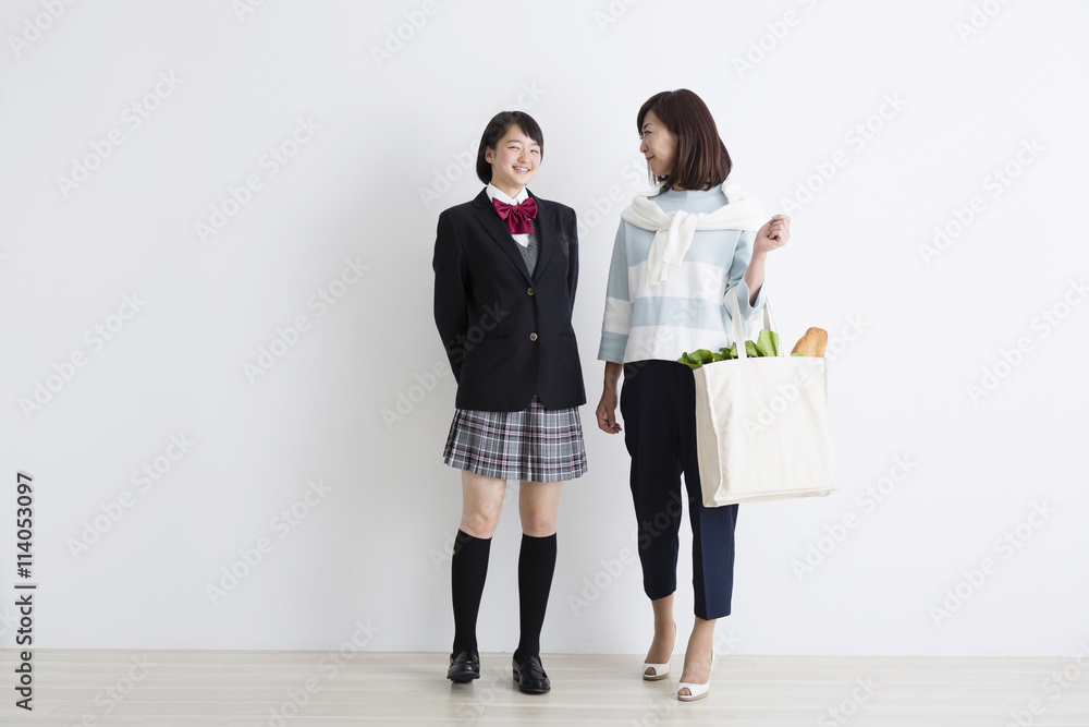 女子高生とエコバッグを持つ母親