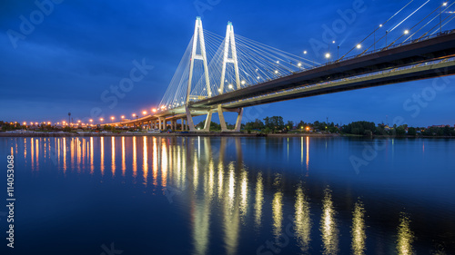 Вантовый мост через Неву в Санкт-Петербурге на рассвете