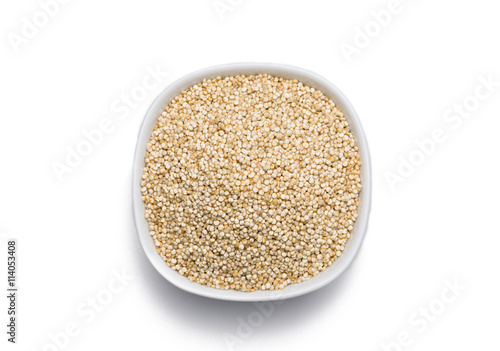 Quinoa in weißer Schüssel, isoliert auf weißem Hintergrund, S