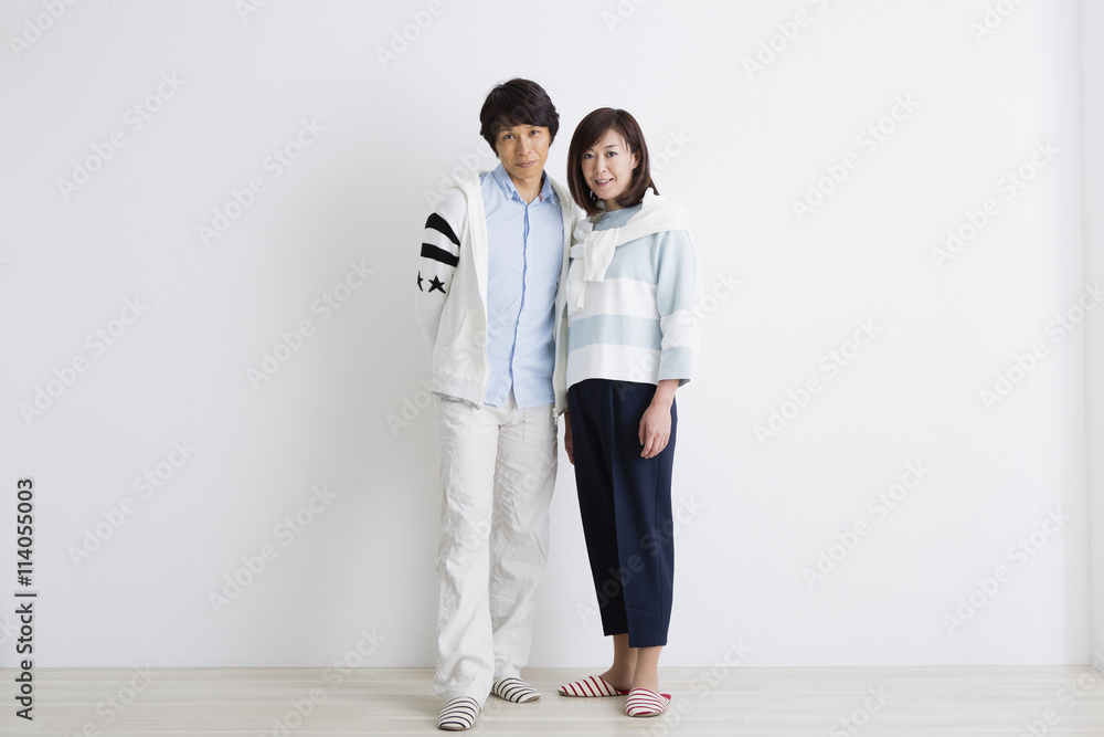 部屋に立つ夫婦