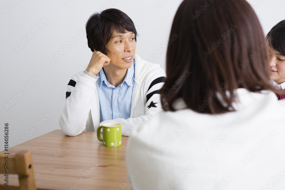 部屋で団らんする家族