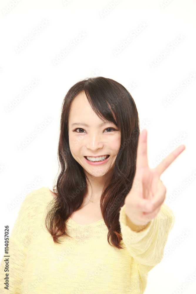 ピースサインをする若い女性 ピースサインをする若い女性