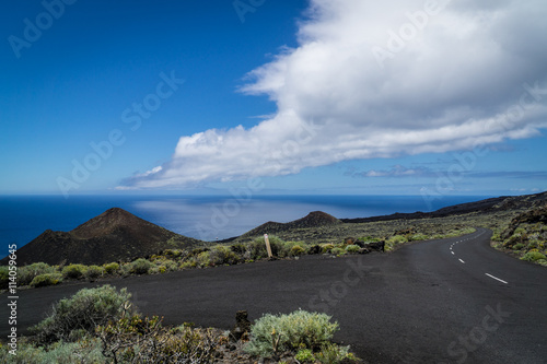 Strasse durch die Vulkanlandschaft von la Palma