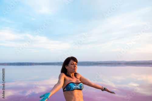 Fototapeta Naklejka Na Ścianę i Meble -  Pretty woman with holi colours in a colorful lake