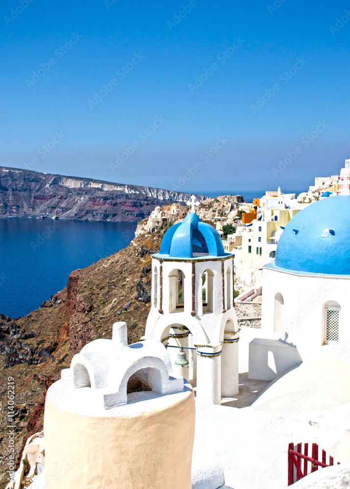 Fototapeta premium Santorini famous scene with the three domes