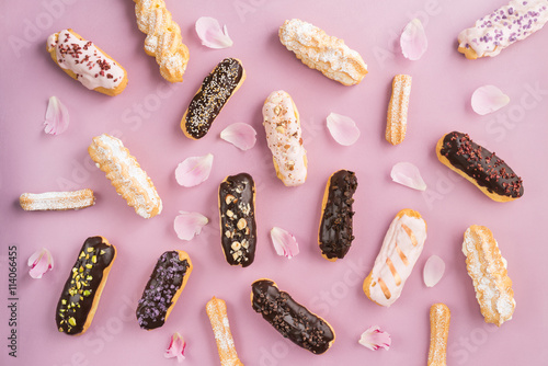 Valokuva Eclairs with chocolate ganache and icing with different toppings