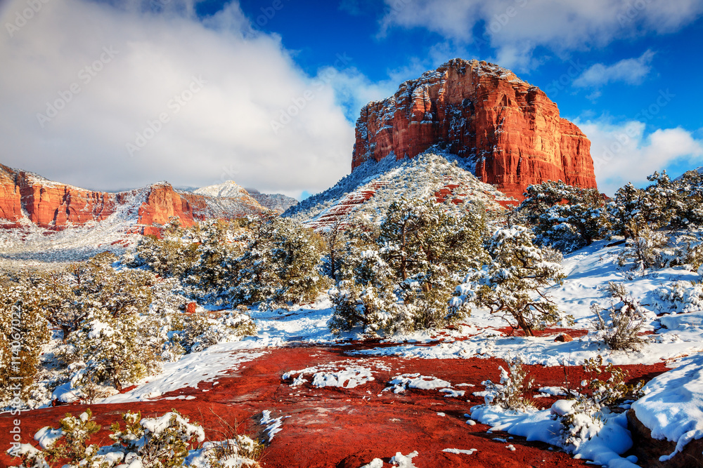 Obraz premium Courthouse Butte under snow