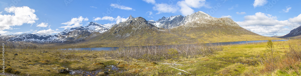 Panorama Bergsee Storvatnet auf Insel Kvaloy, Norwegen