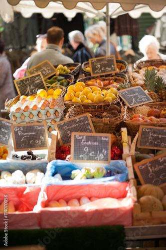 marché forain avec fruits et légumes