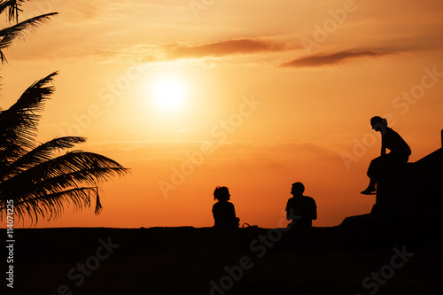 Obraz na plátně Reisebekanntschaften bei Sonnenuntergang am Meer