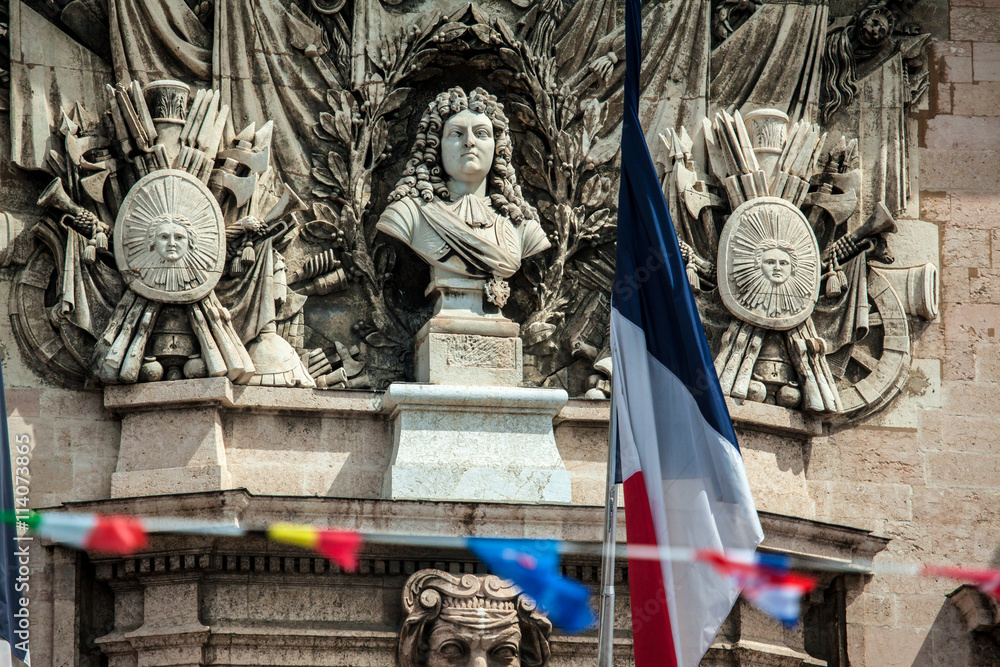 Buste de Louis XIV au fronton de la Mairie de Marseille Photos | Adobe Stock