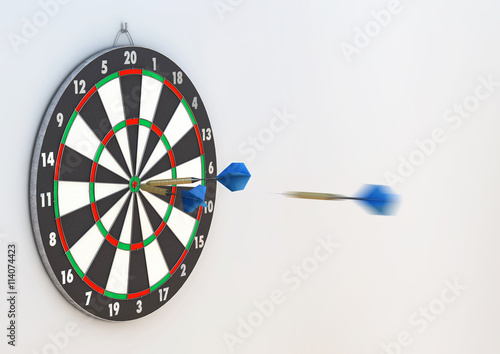 Zwei Dartpfeile und fliegender Pfeil ins Bullseye