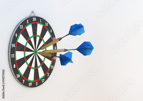 Drei riesige Dartpfeile ins Bullseye