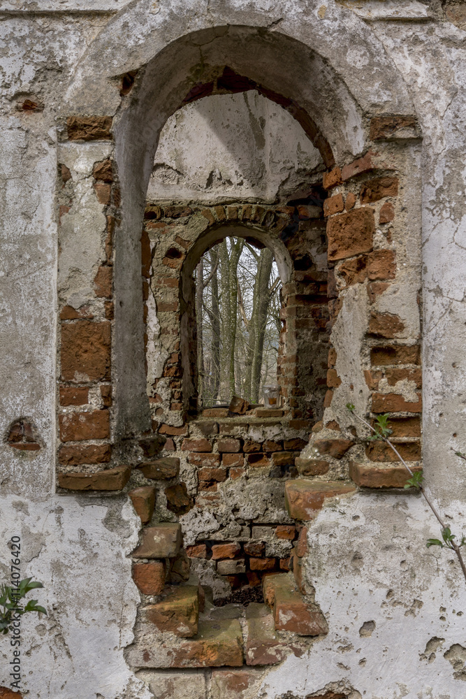 Durch die Fenster einer alten Kirchenruine geschaut