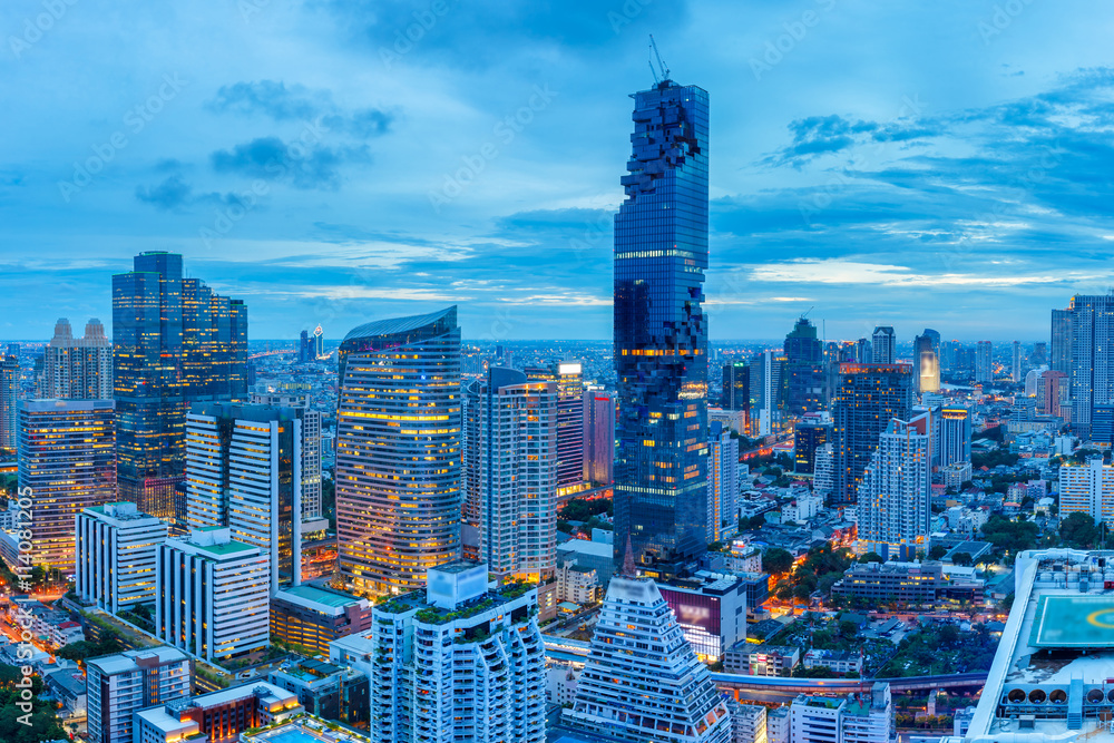 Obraz premium Bangkok financial district, business building and shopping mall center at Southeast Asia