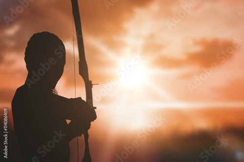 Foto Rear view of sportswoman doing archery