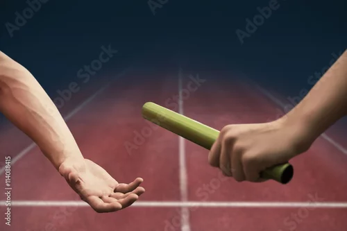 Fototapeta Zawodnik przekazuje pałeczkę partnerowi