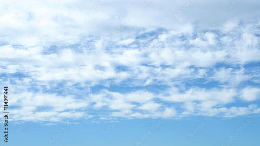 sfondo con nuvole bianche e spumose, nel cielo blu