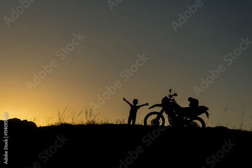 mutlu   ocuk ve motorsiklet tutkusu