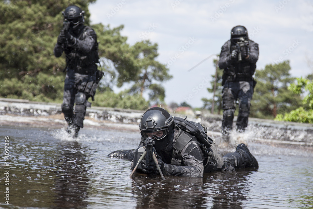 Spec ops police officers SWAT in the water Spec ops police officers SWAT in the water