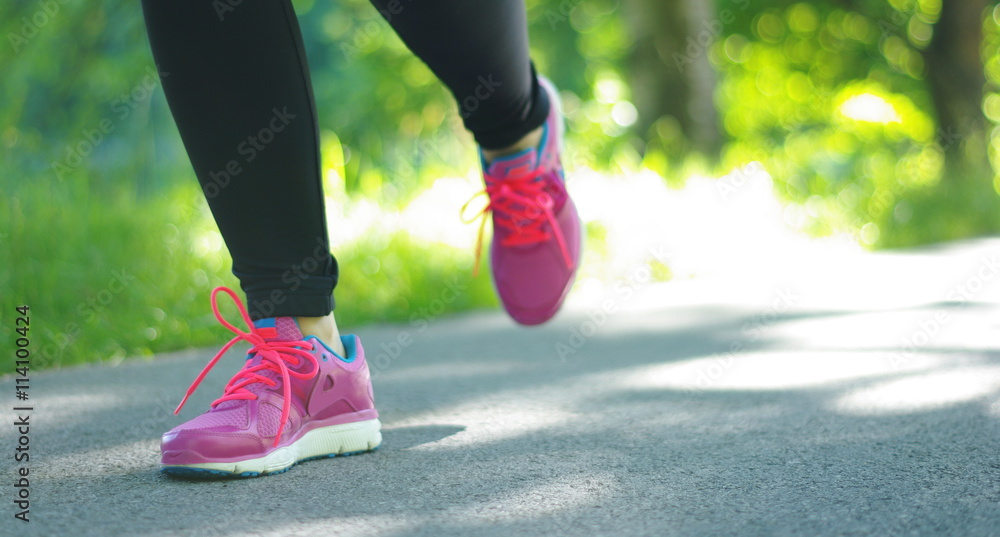 Frau beim Sport im Freien Frau beim Sport im Freien