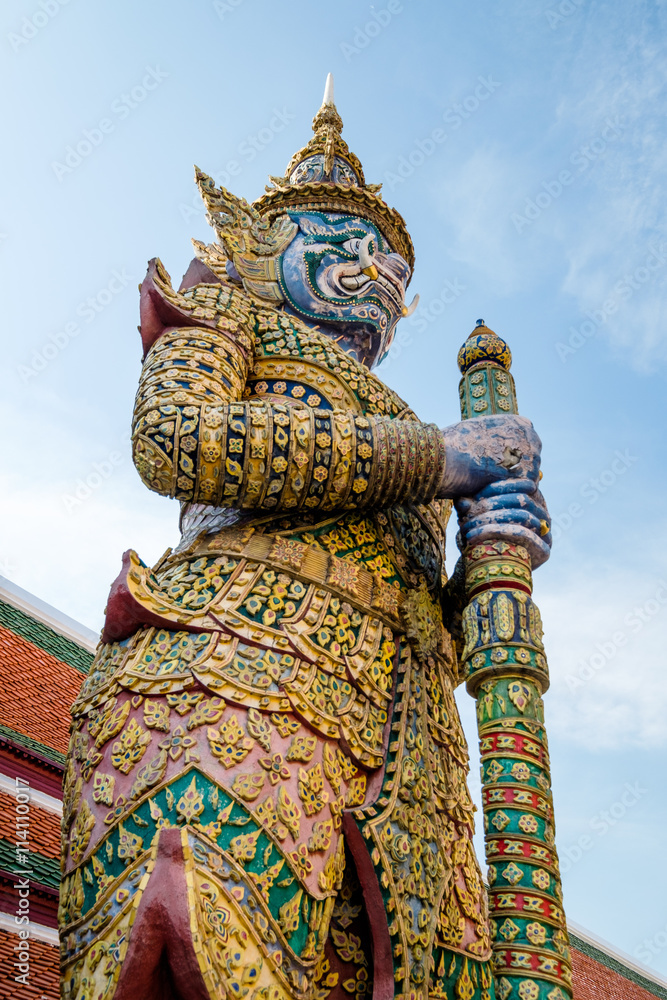 Obraz premium Giants from the famous emerald temple from Bangkok, Thailand