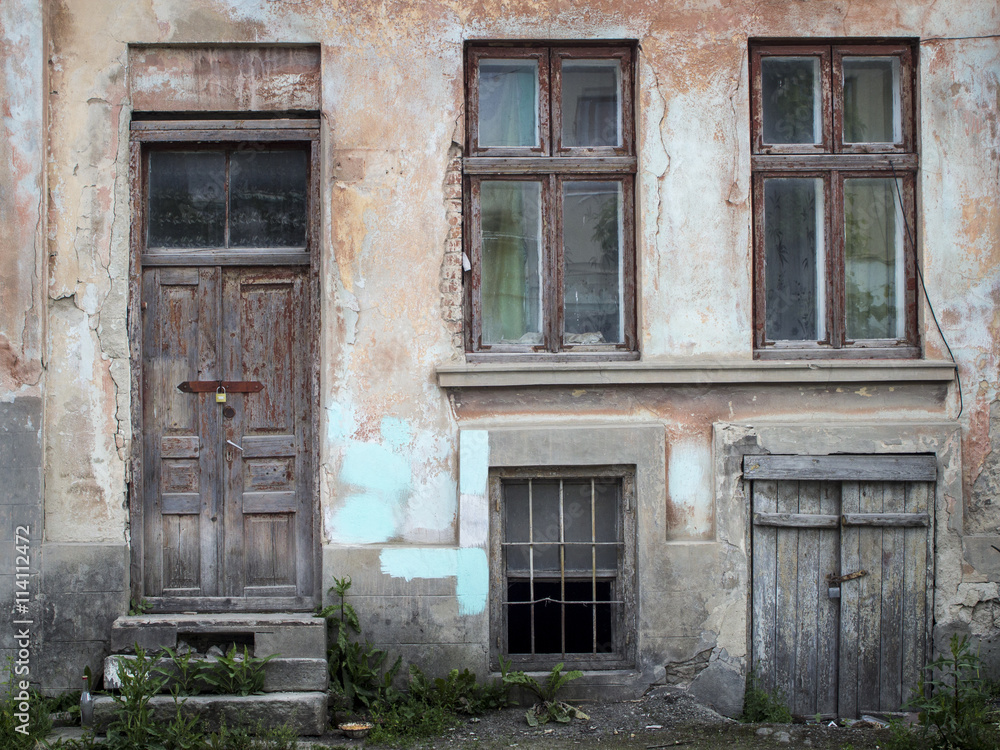 Obraz premium Old cracked wall with a window 