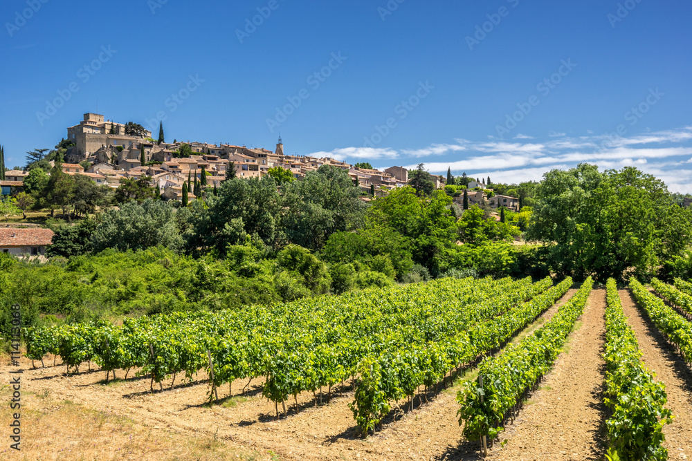The hill top of village of Ansouis in the Luberon Provence - obrazy, fototapety, plakaty 